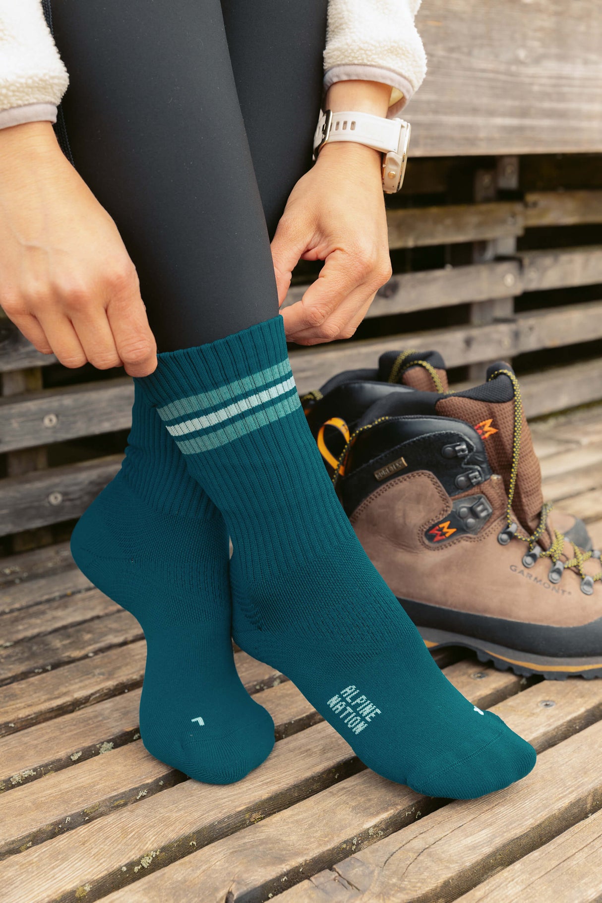 Summit Hike Crew Socks - Deep Ocean