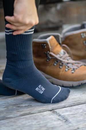 Summit Hike Crew Socks Graphite